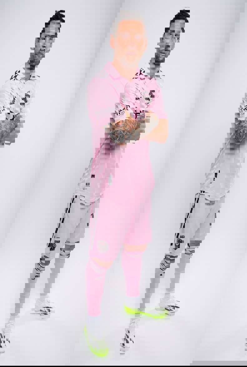 1898366