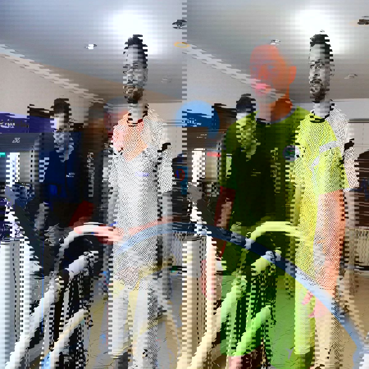 1899382