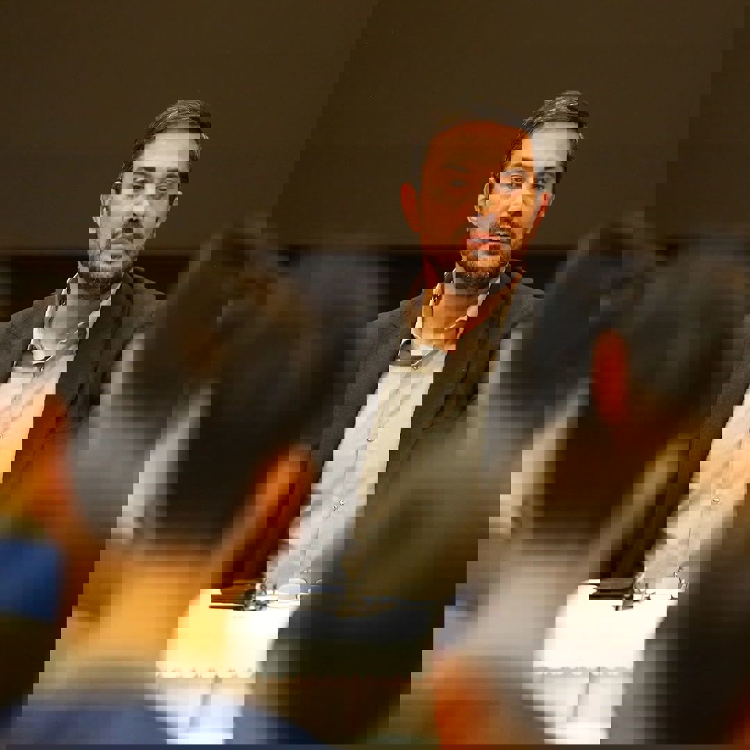 1899386