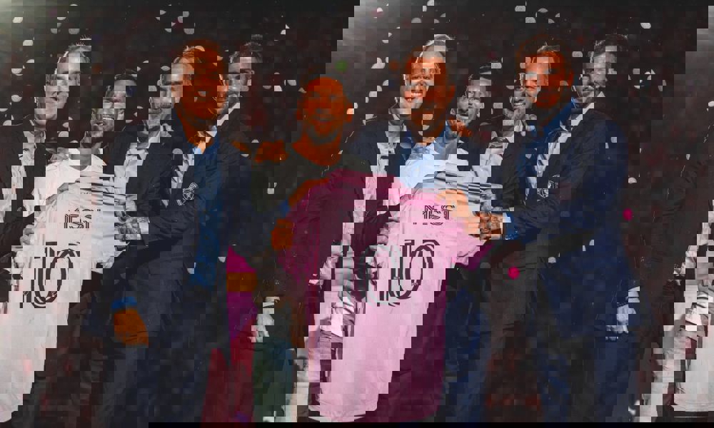 1899761