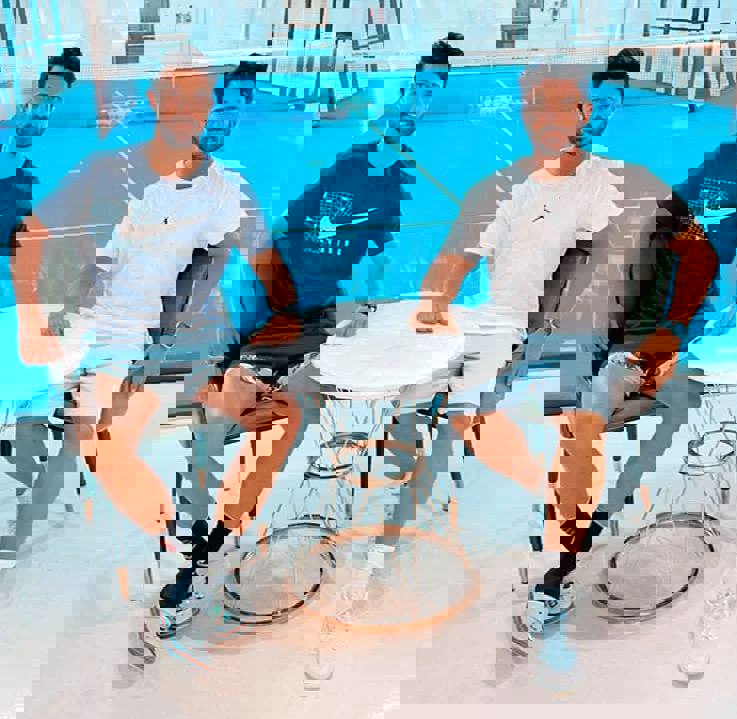 1900379