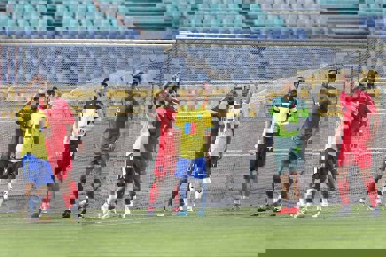 1900612