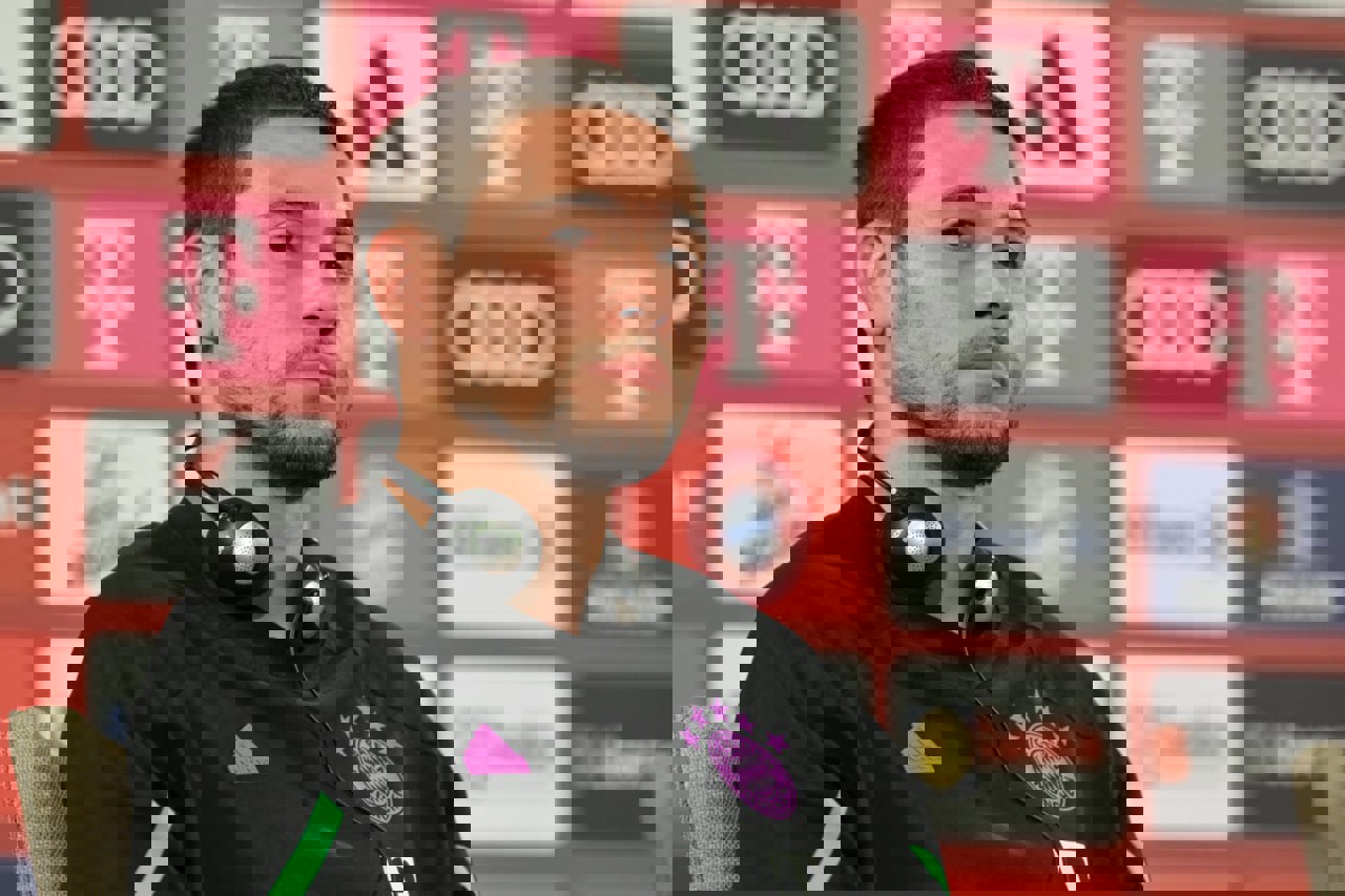 1900748