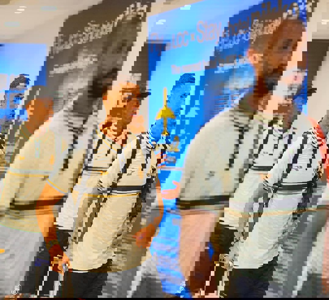 1900852
