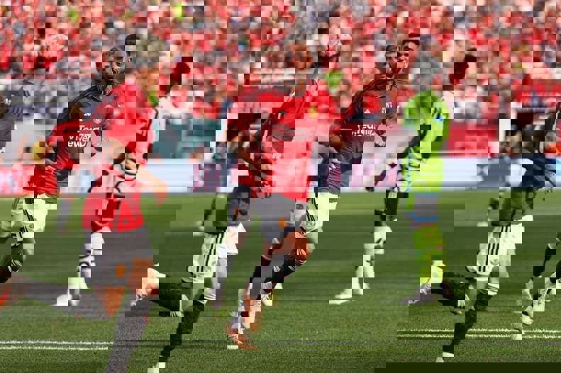1900873
