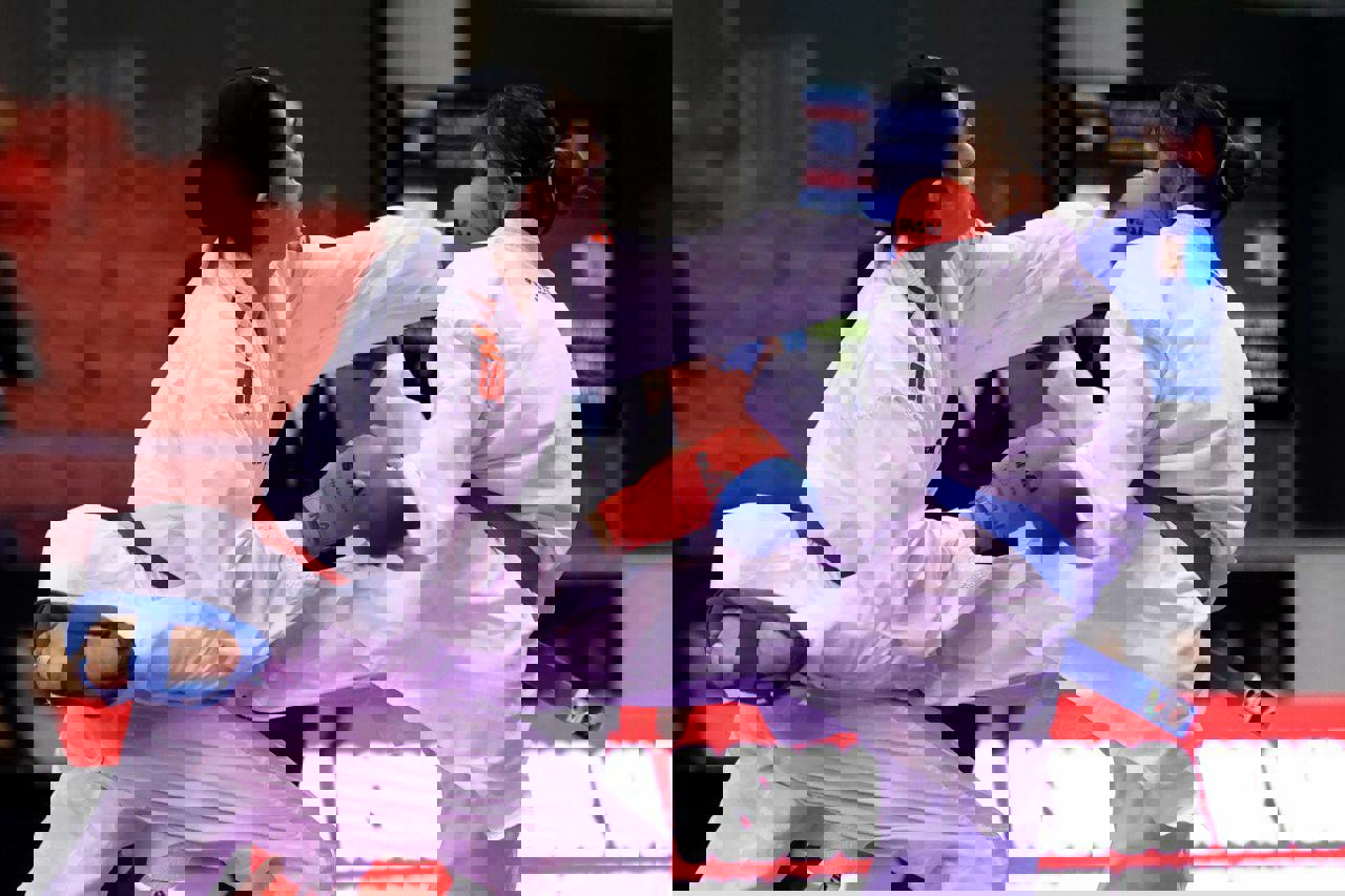 1900979