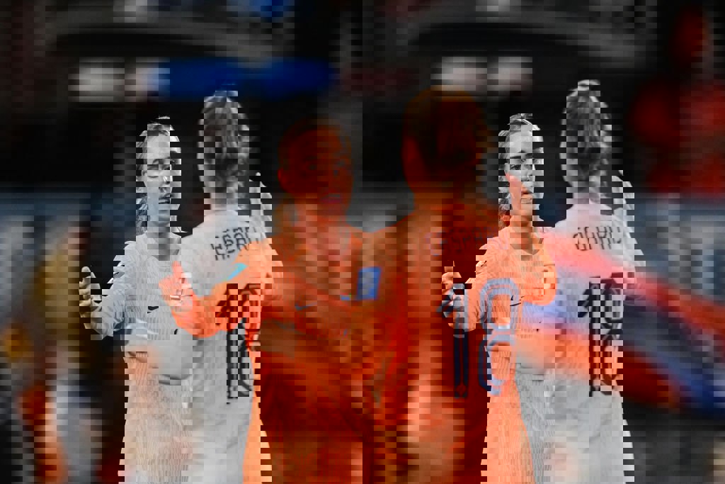 1900977