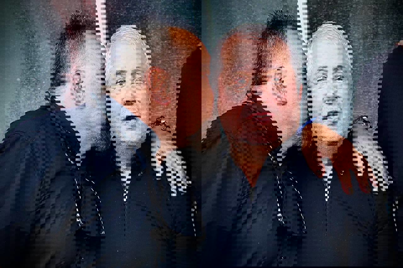 1901886
