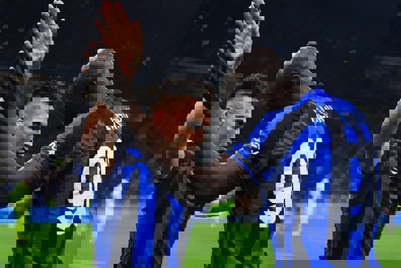 1902285