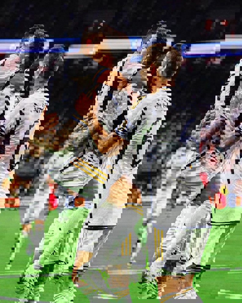 1902325