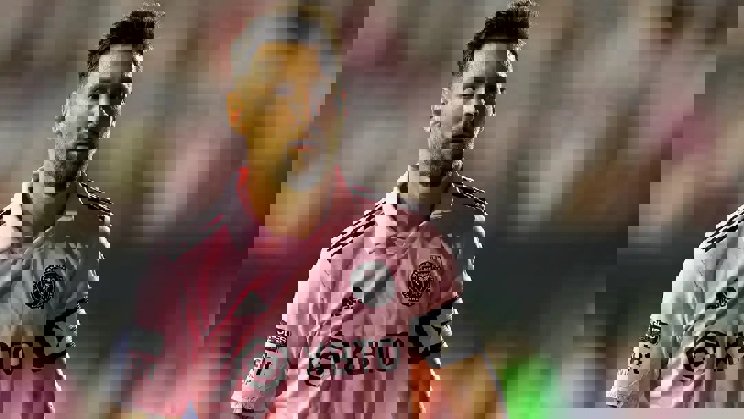 1902596