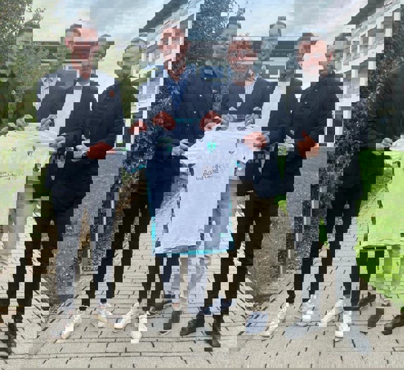 1902712