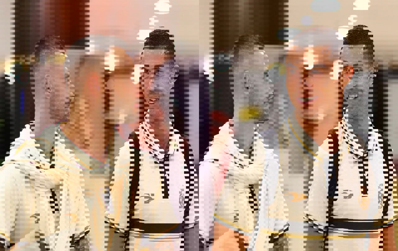 1902744