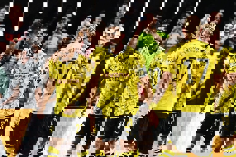 1903581
