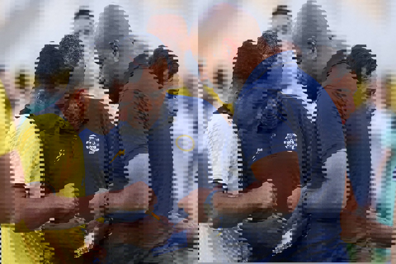 1903658
