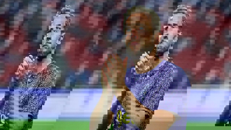 1903886