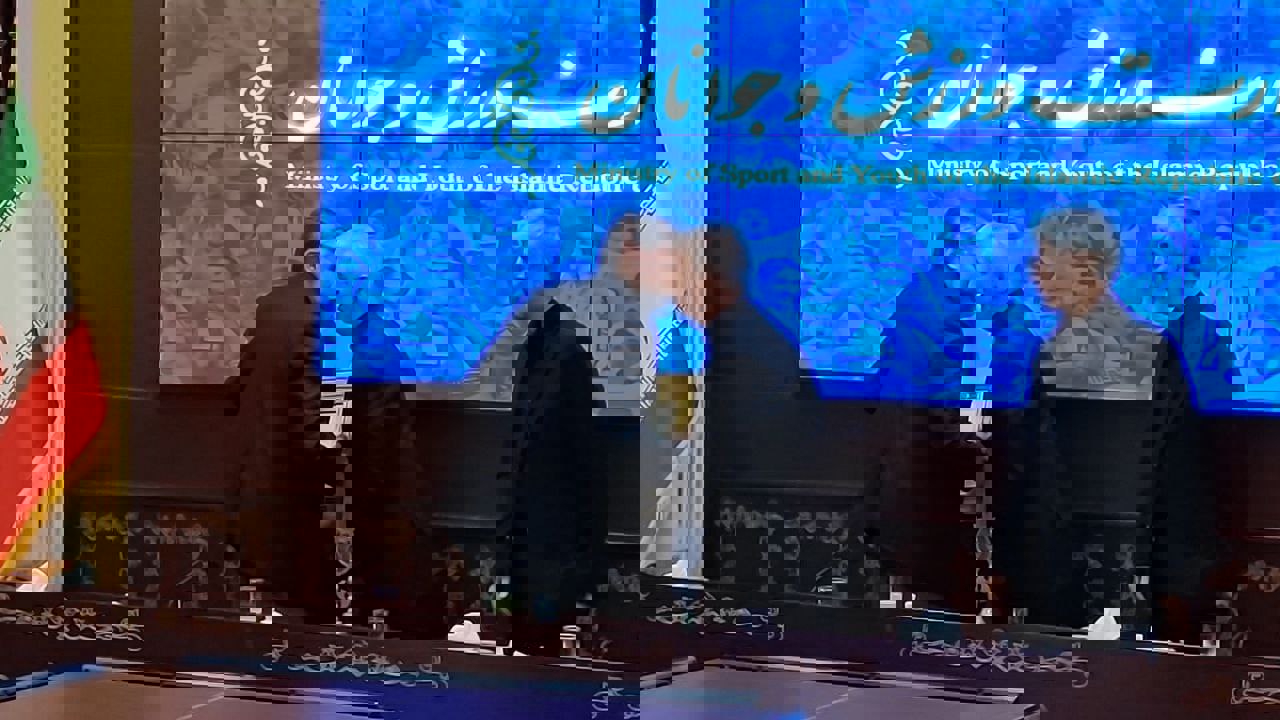1904098