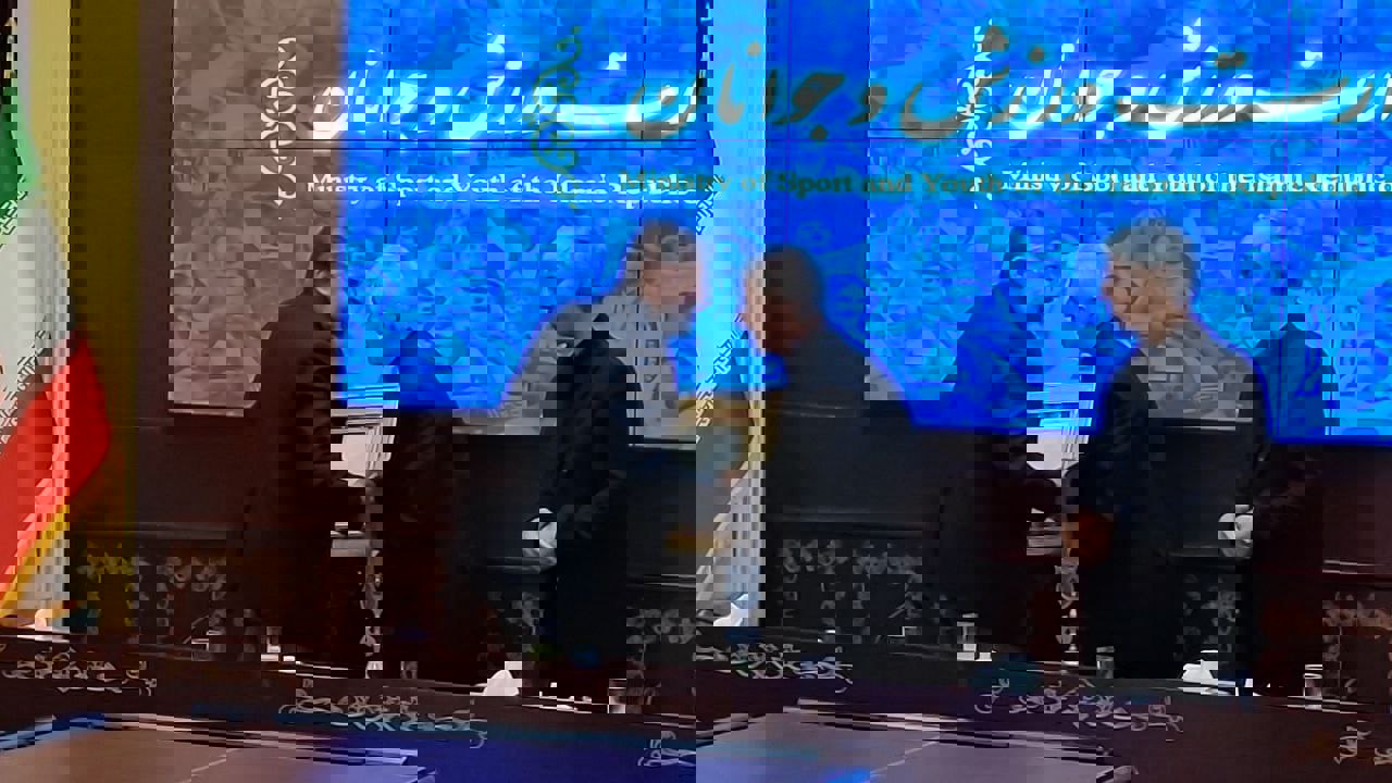 1904100