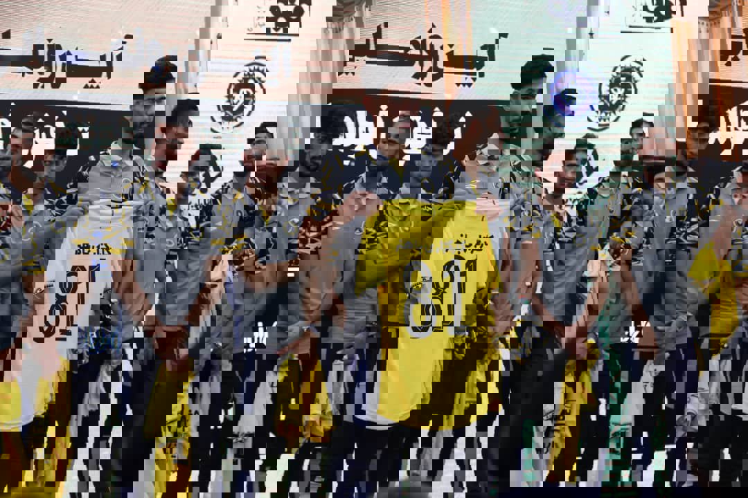1904076