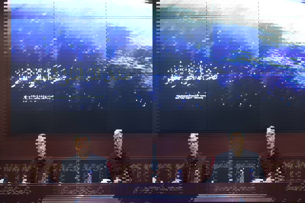 1904053