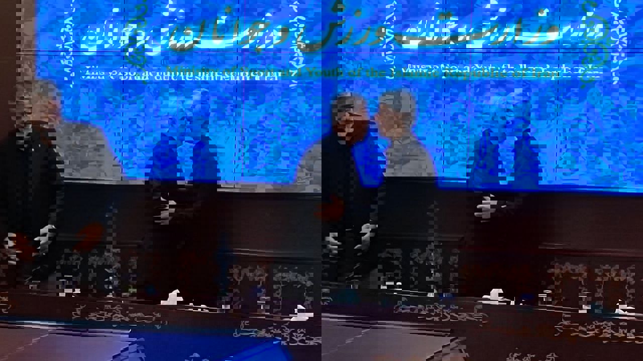 1904093