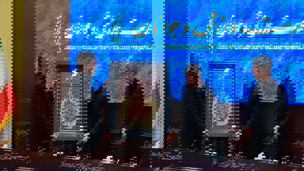 1904094