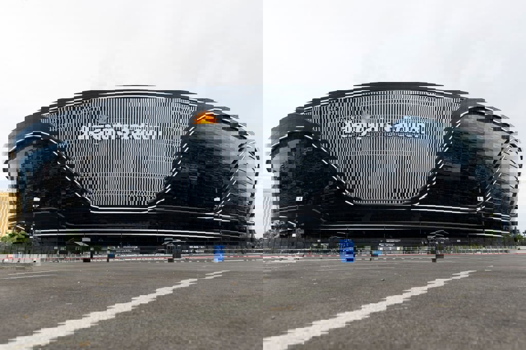 1904353