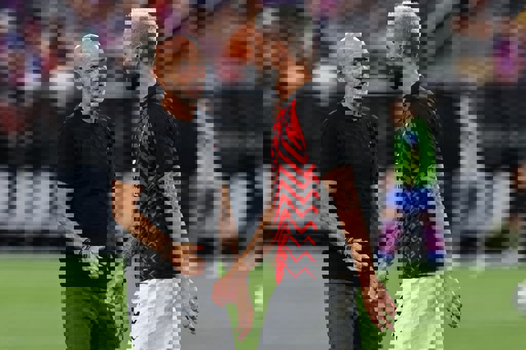 1904379