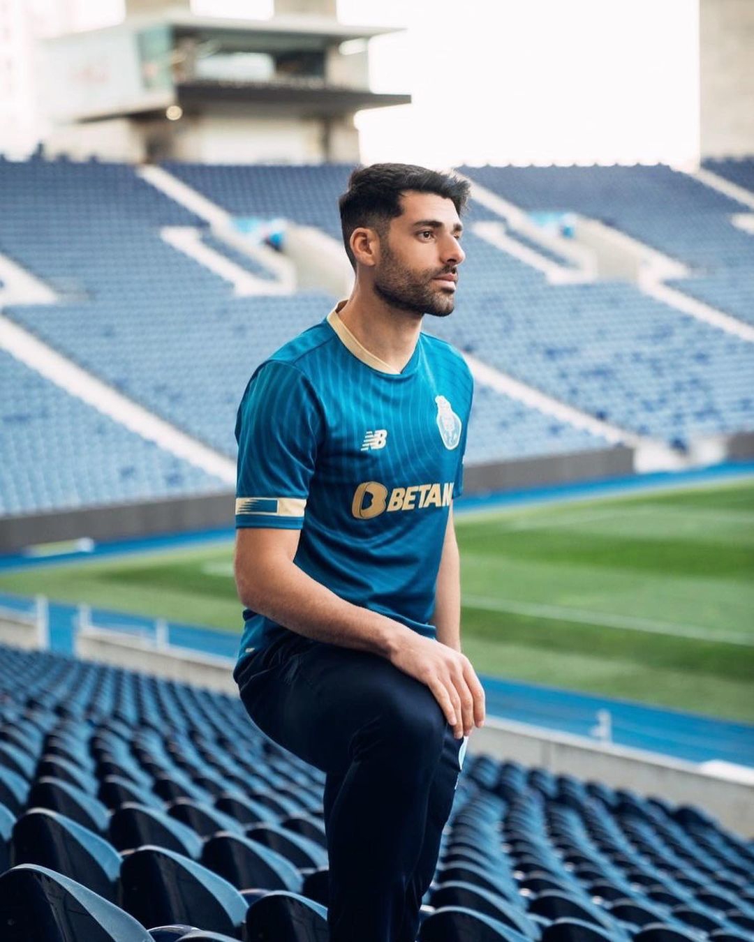 1904527