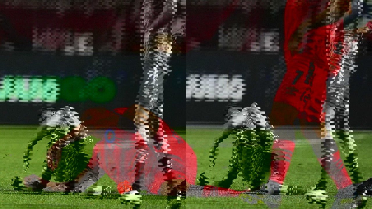 1904658