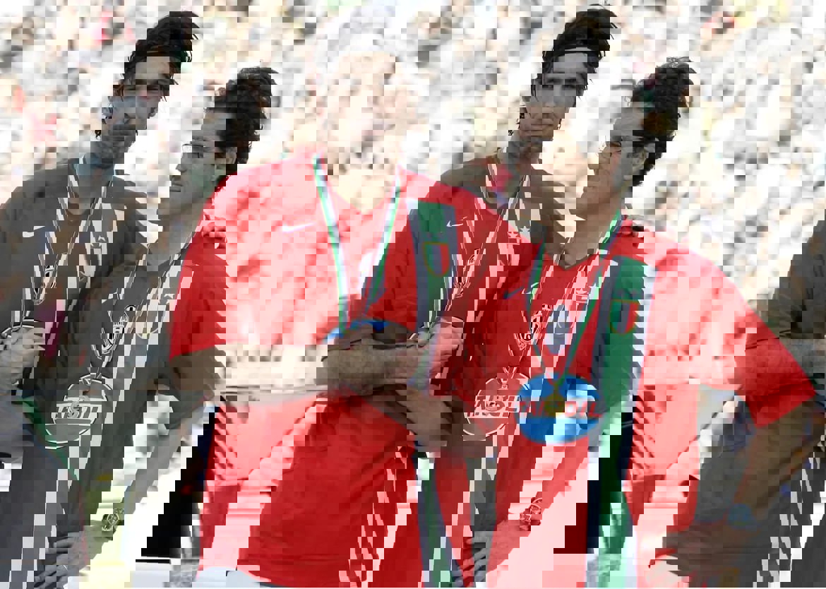 1904819