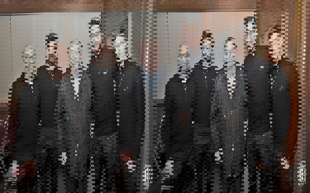 1904823