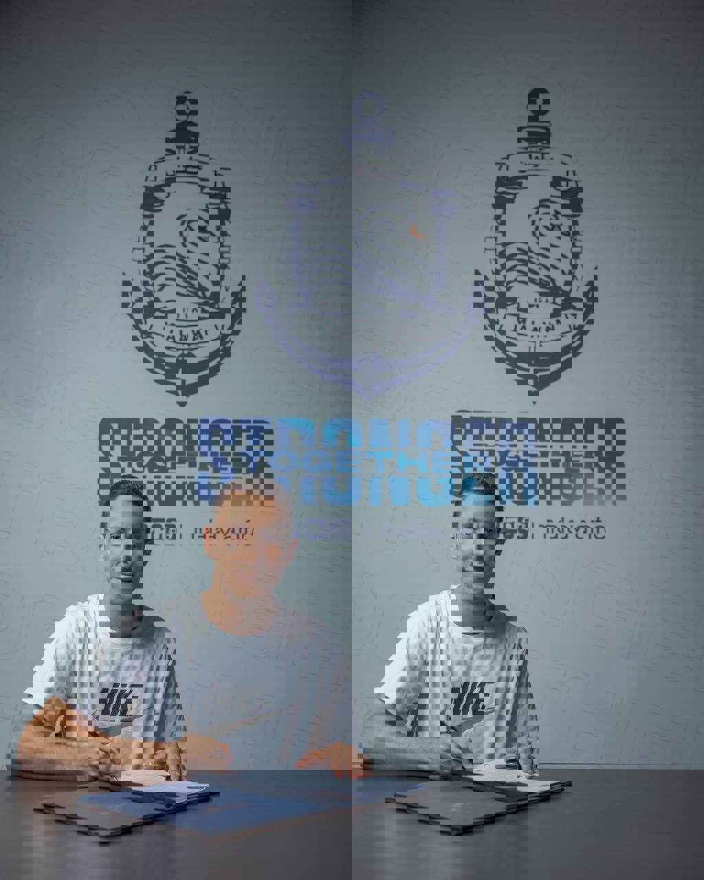 1904789