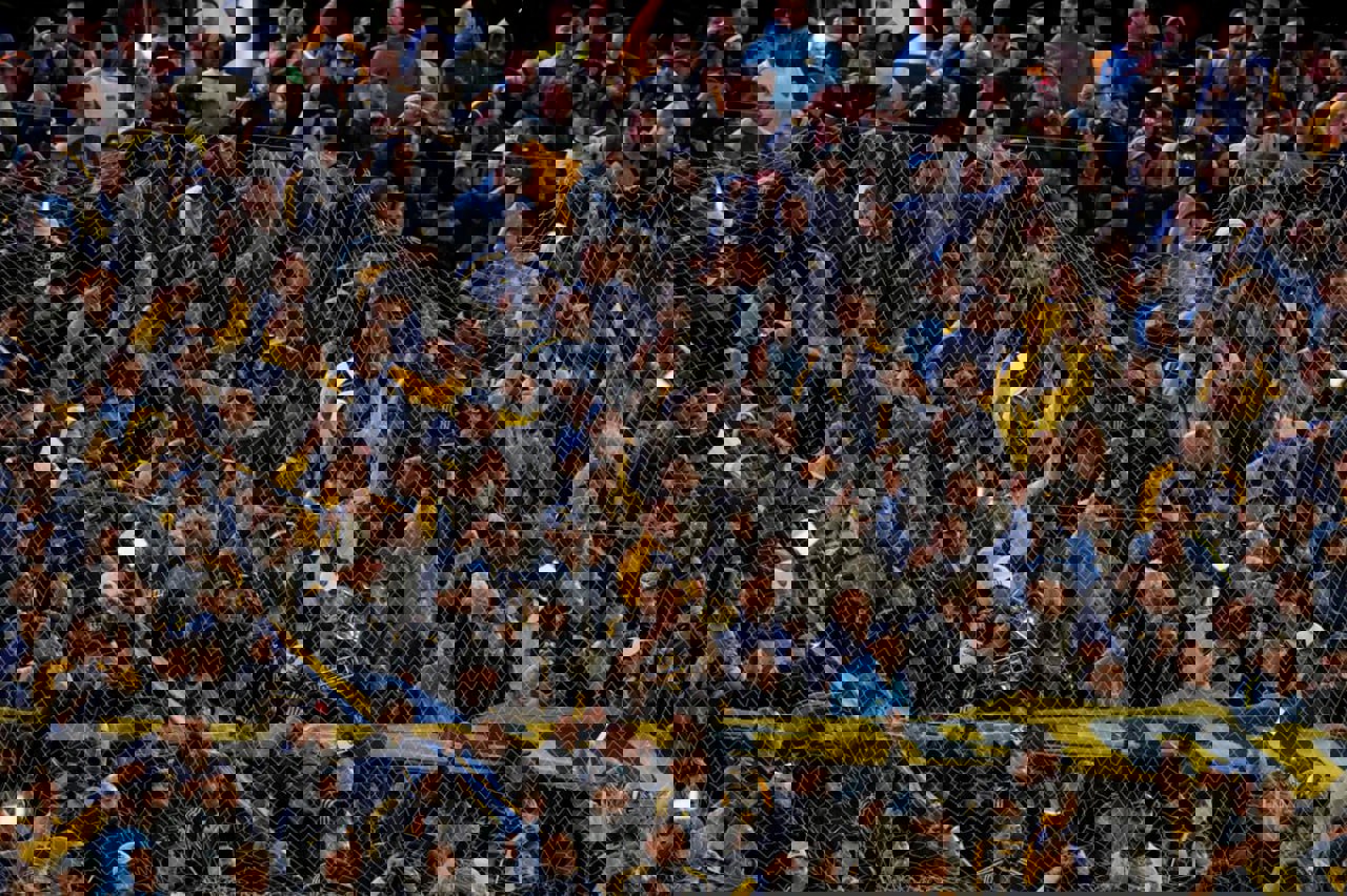 1904900