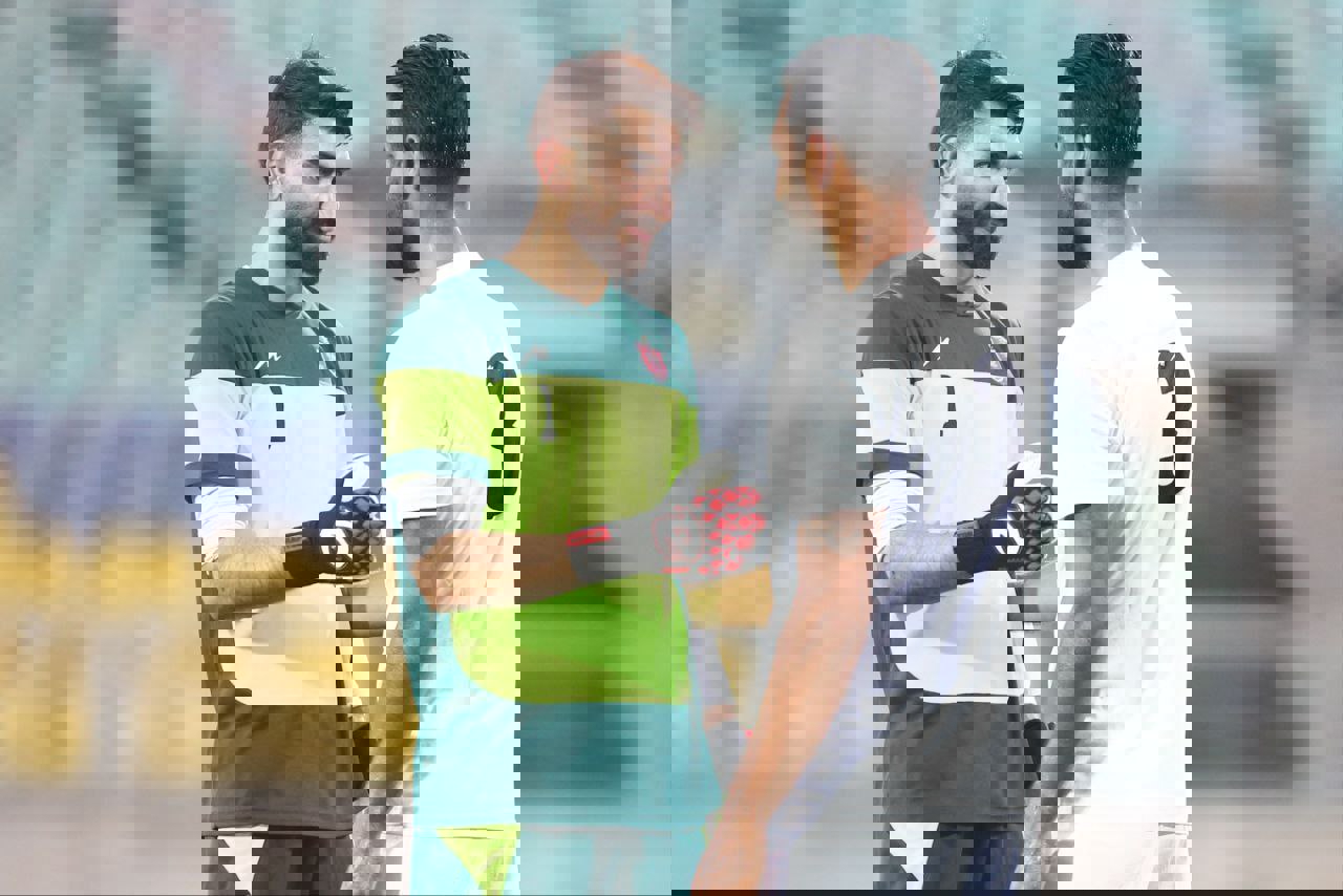 1904935