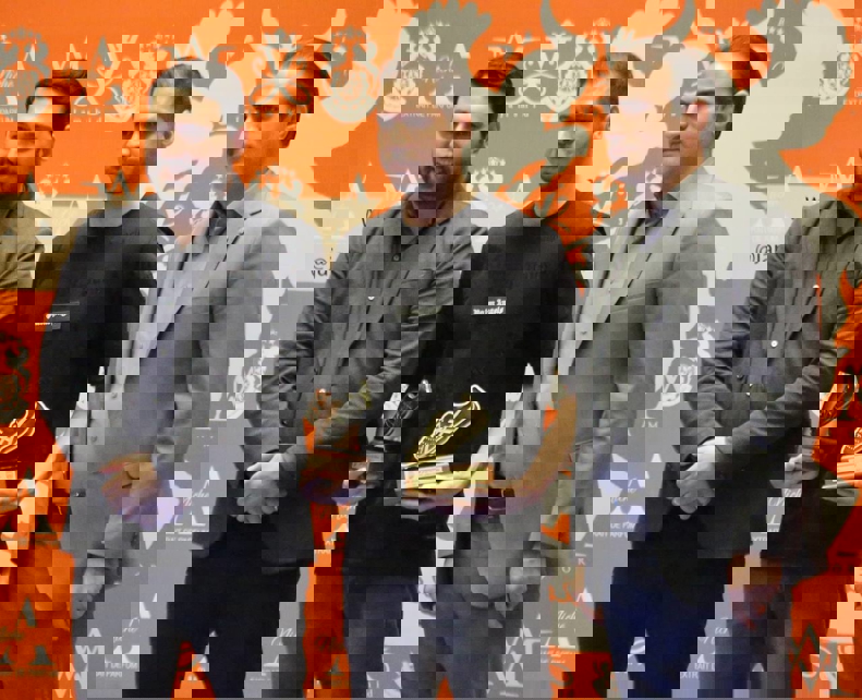 1905601