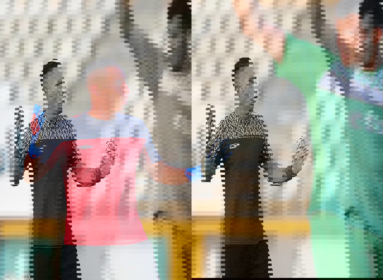 1905900