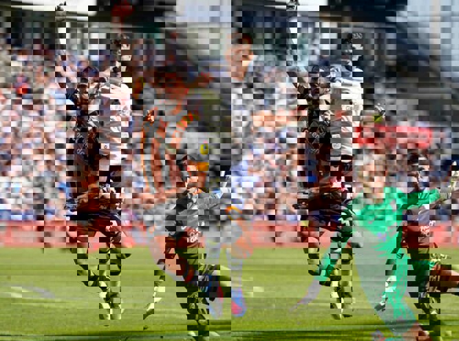 1905869