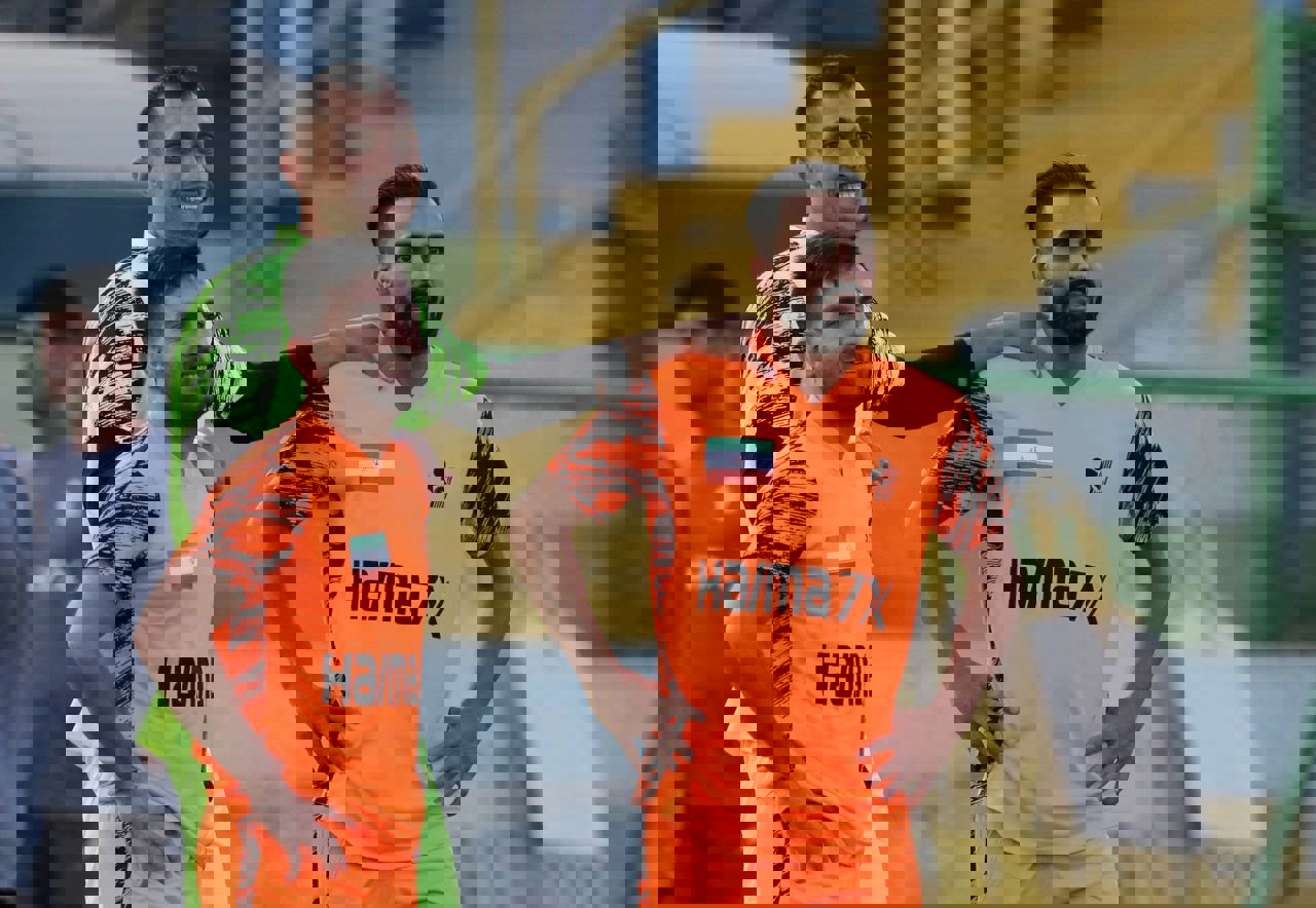 1906305