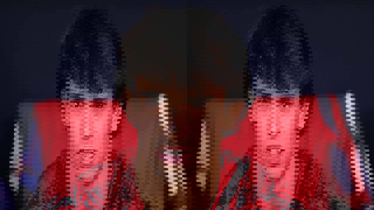 1906843
