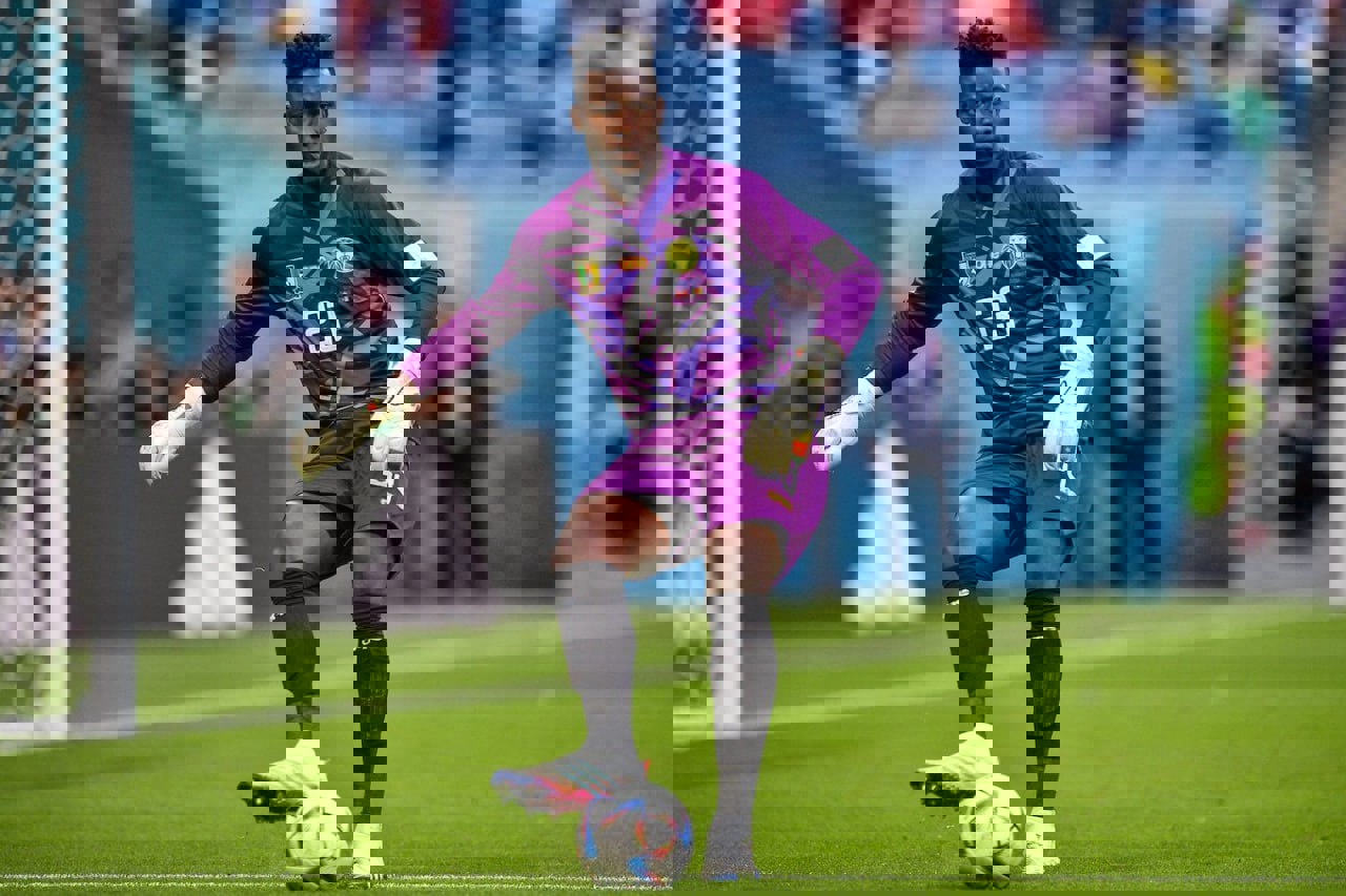 1906851