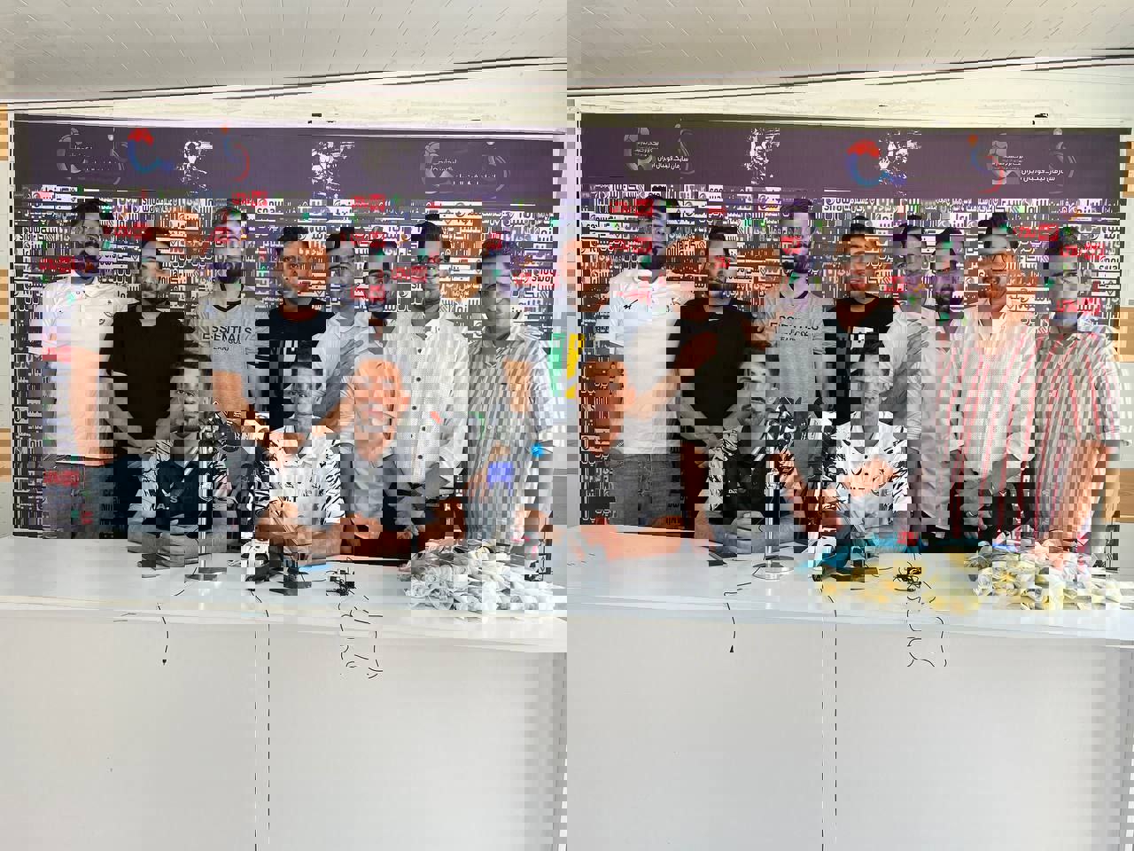 1906886