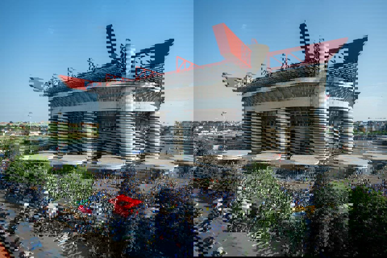 1906921