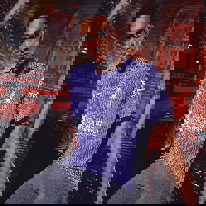 1907862