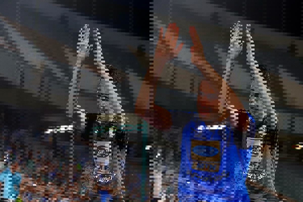 1907610