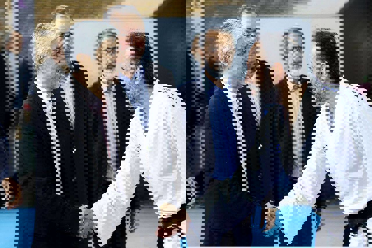 چشممان به در خشک شد، اما سجادی نیامد!