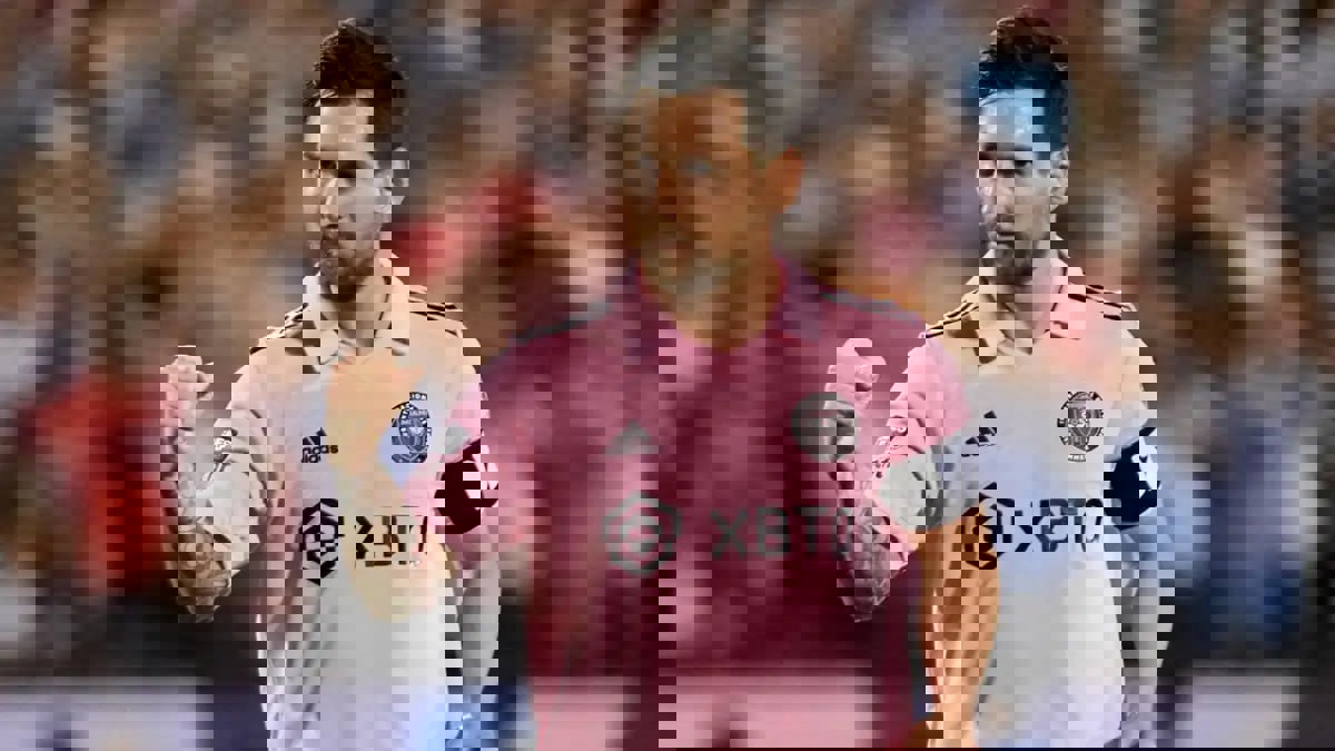 1908261