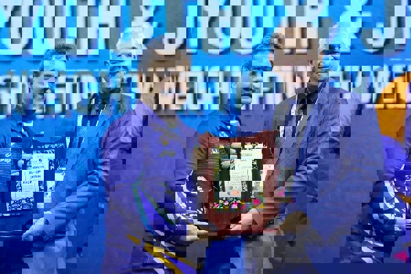 یک ویرانه را قهرمان آسیا کردم