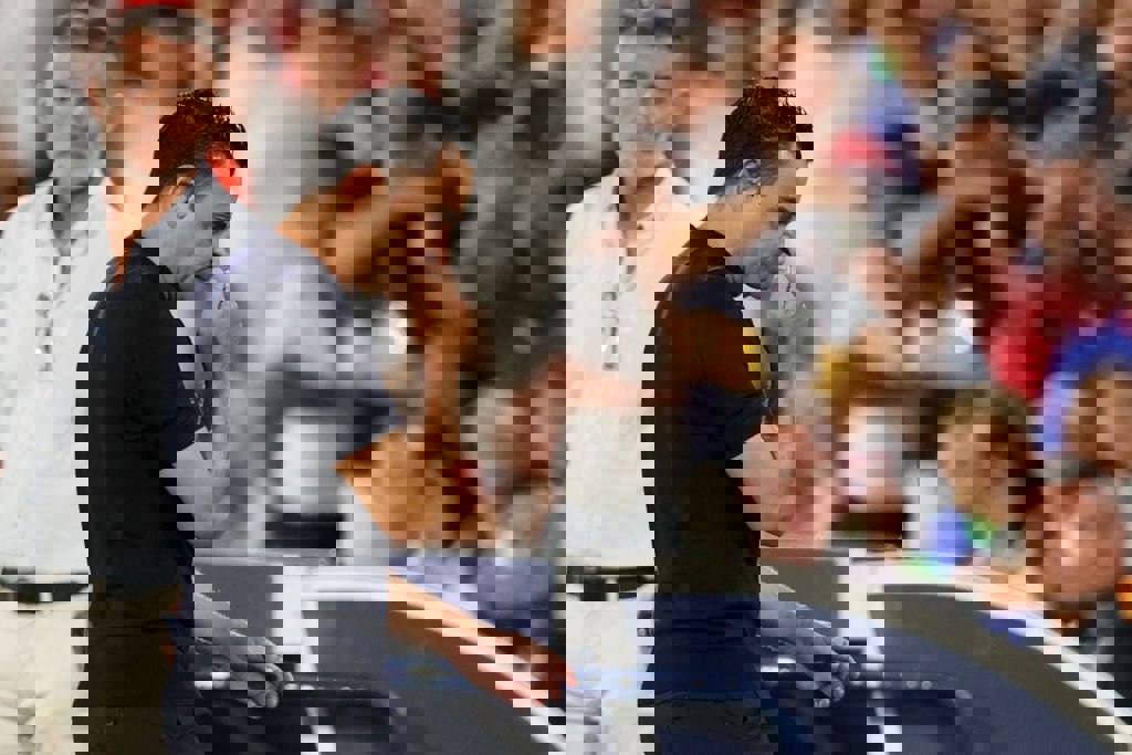 1909371
