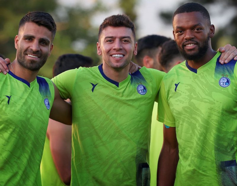 ستاره‌ای که قرارداد ندارد و می‌خندد!